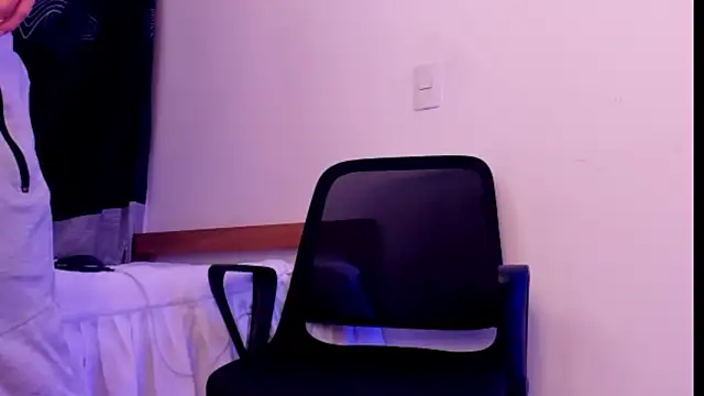 Snapshot of axel_davis_ chatting on 10-30-25, 01:26 axel davis  online show from 10-30-25, 01:26