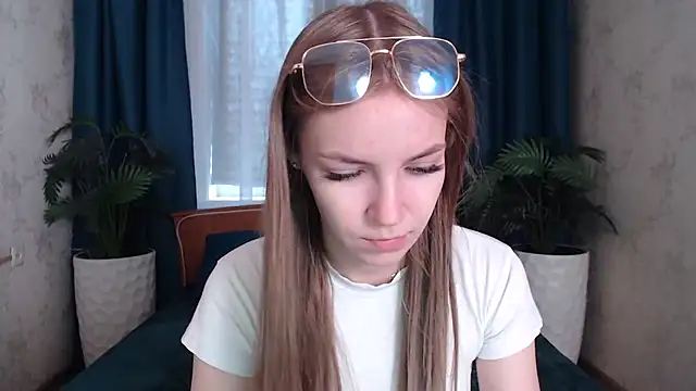 HitGyrl online show from 05-09-26, 01:09
