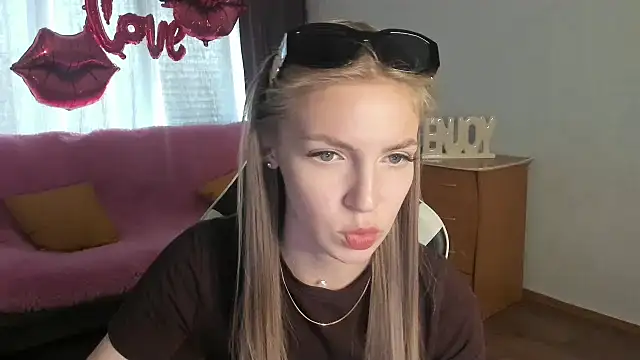 HitGyrl online show from 05-15-26, 08:12