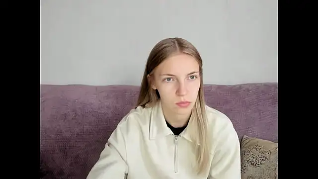 HitGyrl online show from 10-15-25, 01:15