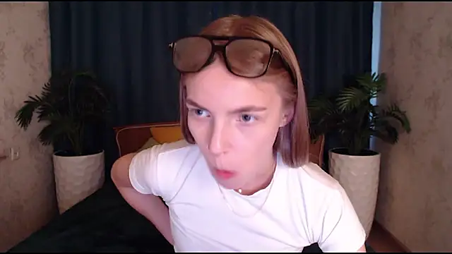 HitGyrl online show from 11-06-25, 08:18