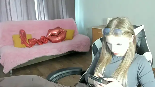 HitGyrl online show from 06-12-26, 08:01