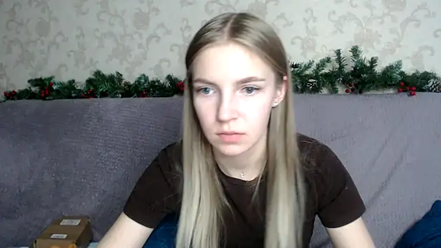 HitGyrl online show from 12-17-25, 04:39