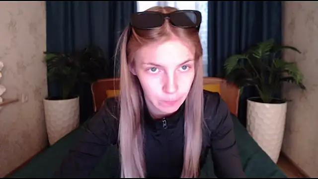 HitGyrl online show from 10-22-25, 08:36