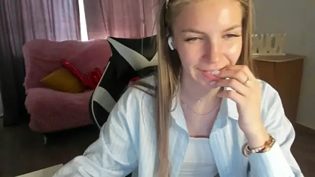 HitGyrl online show from 06-05-26, 01:21