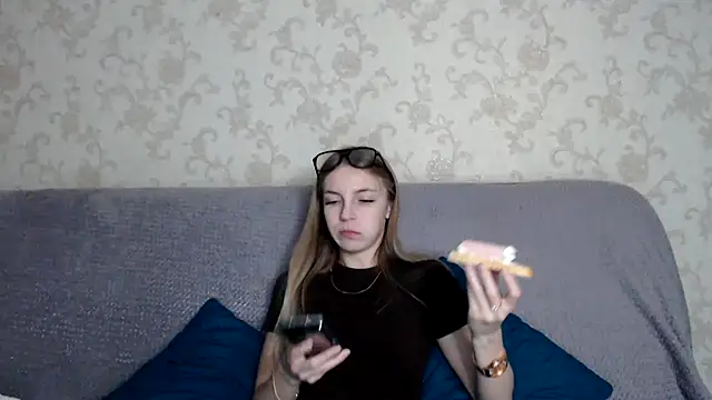 HitGyrl online show from 11-13-25, 01:09