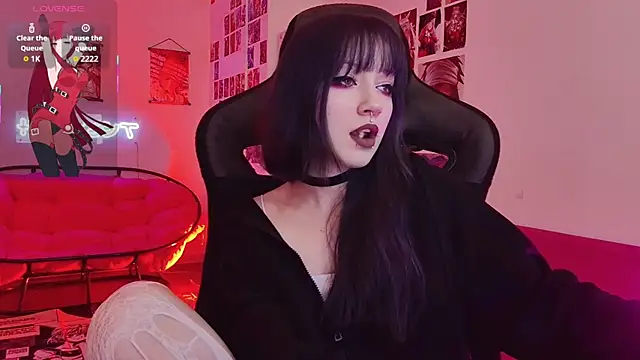 LiliLuna online show from 12-16-25, 01:04