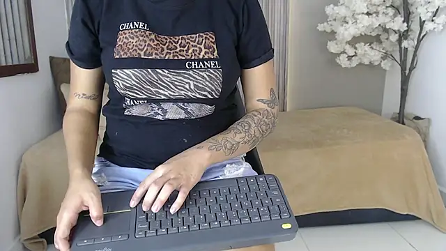 Michellee 20 online show from 09-27-25, 02:01