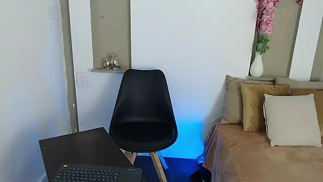 Michellee 20 online show from 12-18-25, 01:04