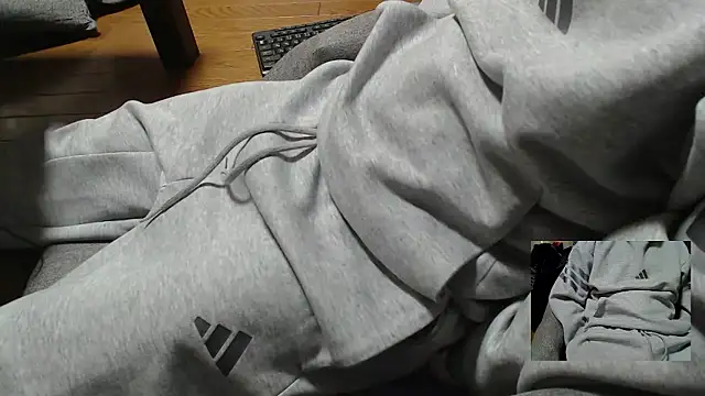 Snapshot of Yasu2000 chatting on 12-21-25, 01:30 Yasu2000 online show from 12-21-25, 01:30