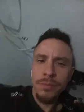 Snapshot of Guto-_- chatting on 11-06-25, 09:52 Guto- - online show from 11-06-25, 09:52