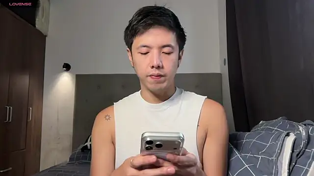 Snapshot of Addictiveboi chatting on 06-20-26, 02:27 Addictiveboi online show from 06-20-26, 02:27