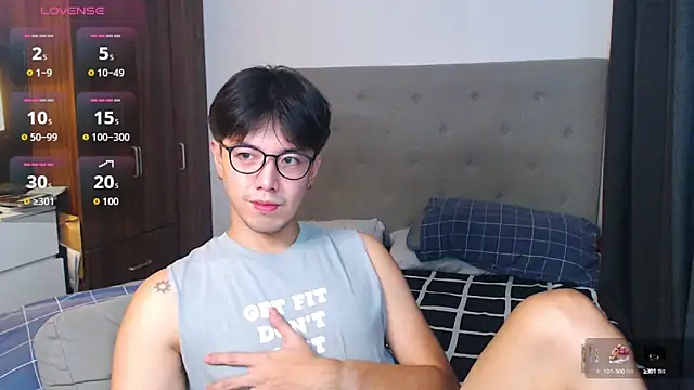 Snapshot of Addictiveboi chatting on 09-21-25, 04:28 Addictiveboi online show from 09-21-25, 04:28