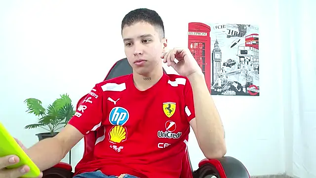 Snapshot of Cumandres18 chatting on 10-15-25, 02:14 Cumandres18 online show from 10-15-25, 02:14