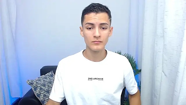 Snapshot of Matiius18 chatting on 10-23-25, 01:43 Matiius18 online show from 10-23-25, 01:43