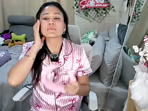 Shiawase1125 online show from 10-01-25, 05:23