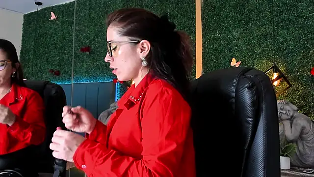 Snapshot of Linagh_ chatting on 06-19-26, 11:38 Linagh online show from 06-19-26, 11:38