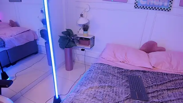 Zoe Lynch  online show from 04-21-26, 12:01