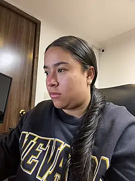 Zoey thompson online show from 05-06-26, 04:27