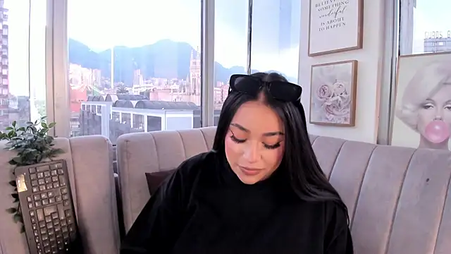 Zoey thompson online show from 10-10-25, 07:47