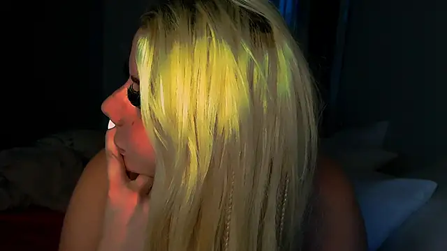 TiaDoll online show from 11-29-25, 12:11