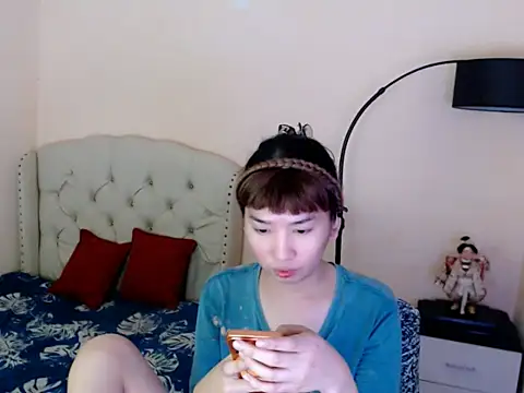 ShantalFoxxy  online show from 05-06-26, 03:54