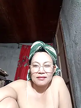 Everleigh mom online show from 11-26-25, 05:18