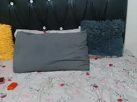 Lsnickykhanyile online show from 11-18-25, 08:12