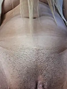 Elianasuarezz online show from 11-30-25, 01:06