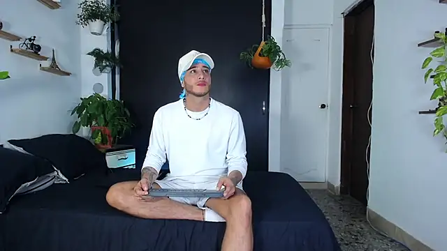 Borsalino Adam online show from 11-24-25, 07:03