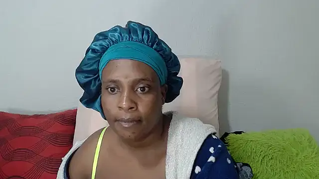 QueenRomaxx1 online show from 10-18-25, 08:00