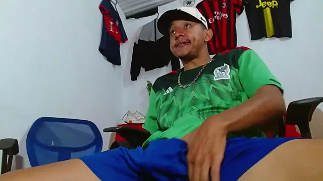 Snapshot of skinny23cm chatting on 02-26-26, 02:06 skinny23cm online show from 02-26-26, 02:06