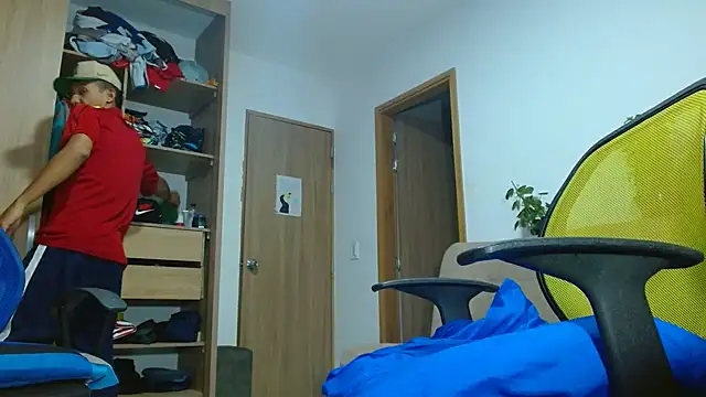 Snapshot of skinny23cm chatting on 09-21-25, 02:06 skinny23cm online show from 09-21-25, 02:06