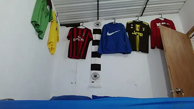 Snapshot of skinny23cm chatting on 02-12-26, 02:17 skinny23cm online show from 02-12-26, 02:17