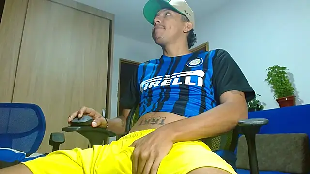 Snapshot of skinny23cm chatting on 09-16-25, 10:27 skinny23cm online show from 09-16-25, 10:27