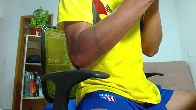 Snapshot of skinny23cm chatting on 10-08-25, 12:39 skinny23cm online show from 10-08-25, 12:39