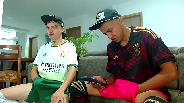 Snapshot of skinny23cm chatting on 02-14-25, 09:24 skinny23cm online show from 02-14-25, 09:24