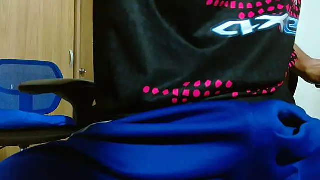 Snapshot of skinny23cm chatting on 09-30-25, 10:38 skinny23cm online show from 09-30-25, 10:38