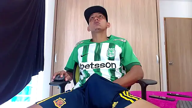 Snapshot of skinny23cm chatting on 01-31-25, 02:28 skinny23cm online show from 01-31-25, 02:28