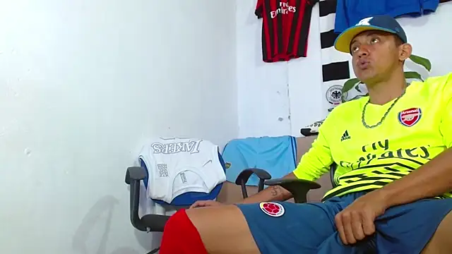 Snapshot of skinny23cm chatting on 02-10-26, 02:05 skinny23cm online show from 02-10-26, 02:05