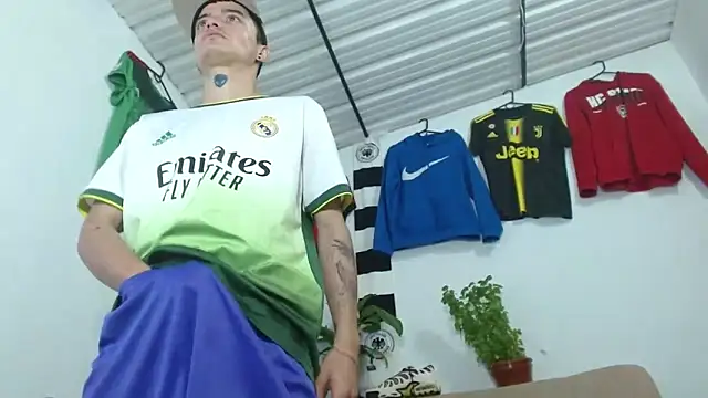 Snapshot of skinny23cm chatting on 02-13-26, 03:01 skinny23cm online show from 02-13-26, 03:01