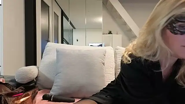 Snapshot of bellemasquer chatting on 03-15-26, 08:38 bellemasquer online show from 03-15-26, 08:38