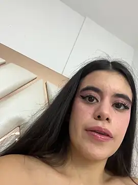 CoralineRusso1 online show from 11-19-25, 06:35