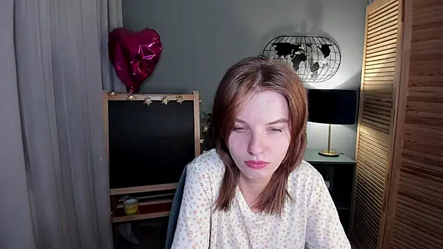 Snapshot of Madelaineses chatting on 10-12-25, 10:27 Madelaineses online show from 10-12-25, 10:27