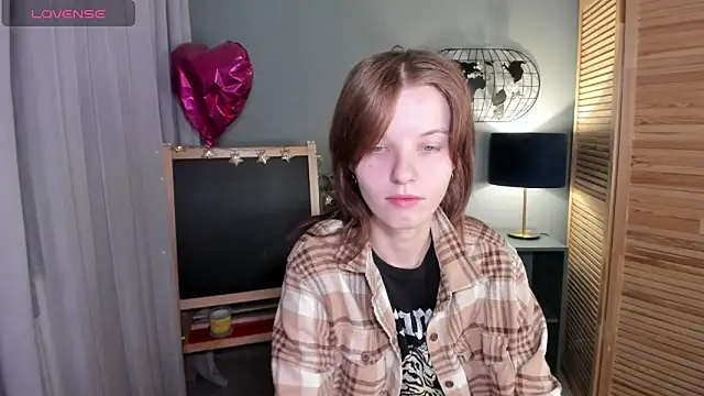 Snapshot of Madelaineses chatting on 10-17-25, 11:23 Madelaineses online show from 10-17-25, 11:23