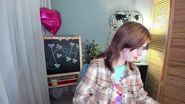 Snapshot of Madelaineses chatting on 11-06-25, 09:13 Madelaineses online show from 11-06-25, 09:13