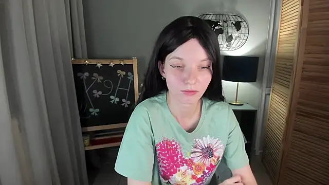 Snapshot of Madelaineses chatting on 11-26-25, 09:20 Madelaineses online show from 11-26-25, 09:20