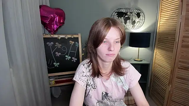 Snapshot of Madelaineses chatting on 11-12-25, 09:57 Madelaineses online show from 11-12-25, 09:57