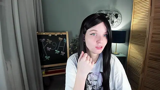 Snapshot of Madelaineses chatting on 11-18-25, 09:34 Madelaineses online show from 11-18-25, 09:34