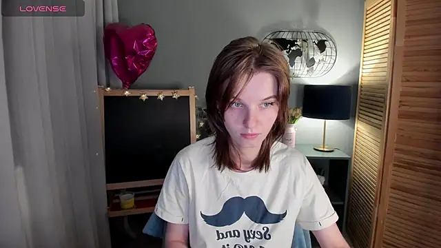 Snapshot of Madelaineses chatting on 10-14-25, 02:39 Madelaineses online show from 10-14-25, 02:39